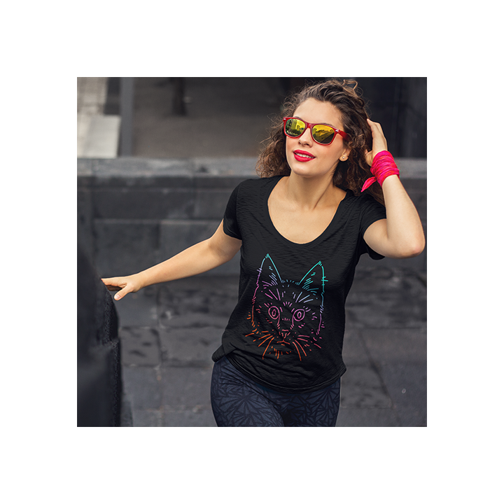 Camiseta con escote personalizada